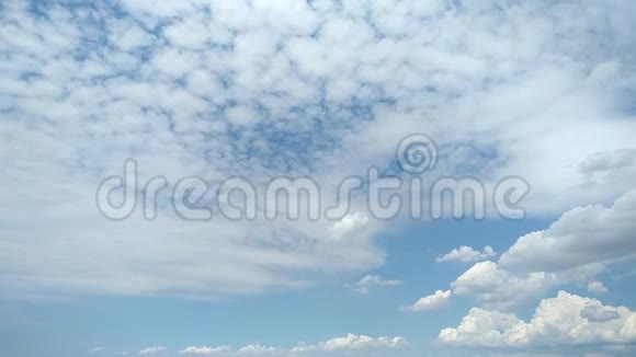 蓝色的夏天天空和云彩平底锅视频的预览图