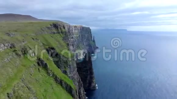 法罗群岛高崖尖岩滑动摄像机鸟瞰图视频的预览图