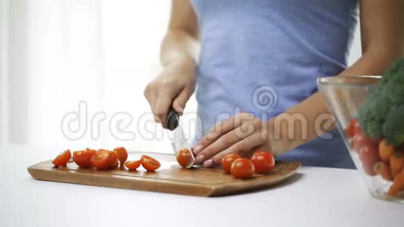 少妇在家里切西红柿视频的预览图