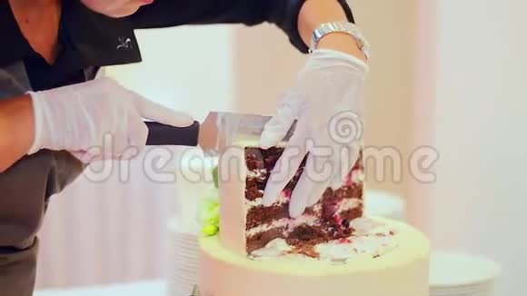 酒店员工专业切婚礼蛋糕视频的预览图