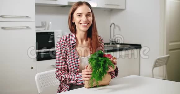 女人打开蔬菜包装视频的预览图