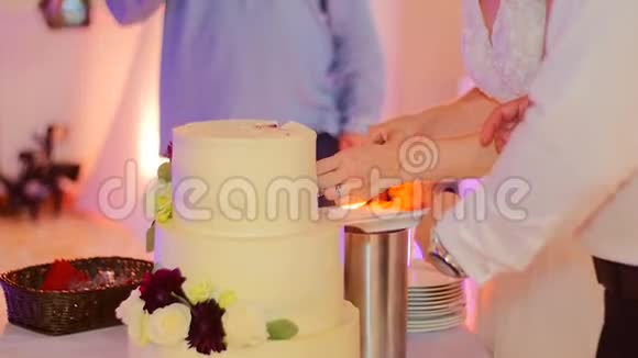 酒店员工专业切婚礼蛋糕视频的预览图