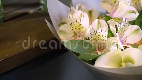花束兰花等装饰品视频的预览图