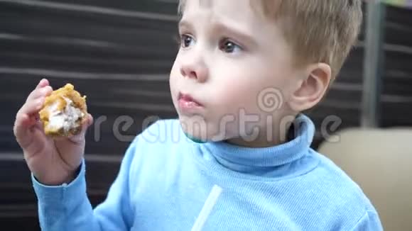 婴儿在快餐店吃炸鸡特写视频的预览图
