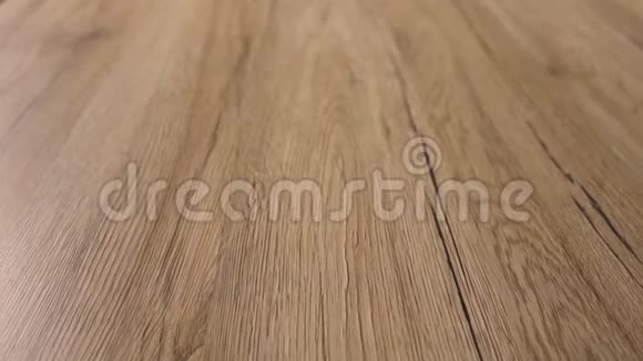 美丽的成品光滑木地板现代风格和最好的清晰自然颜色的枫木硬木改善家居环境视频的预览图