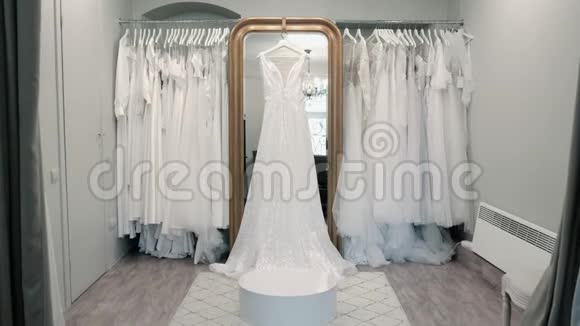 很多衣服挂在衣架上新娘沙龙里漂亮的婚纱视频的预览图