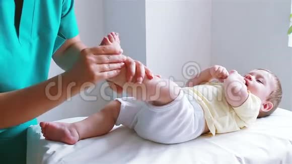 婴儿足部按摩视频的预览图