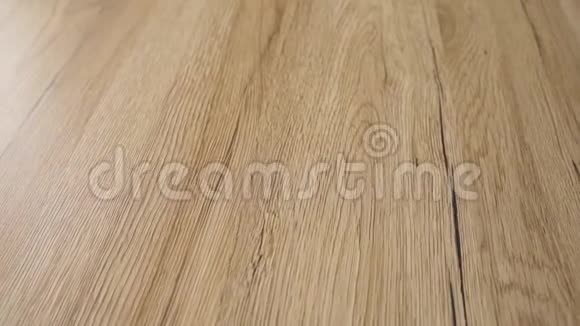 美观木地板新安装地板是由天然橡木硬木和砂并完成与天然透明地板视频的预览图