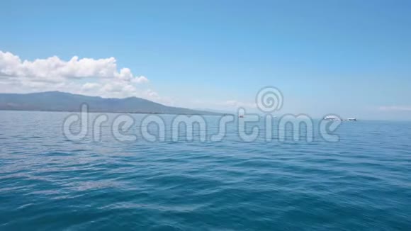 从岛上的船和菲律宾的山和船上的风景海景视频的预览图