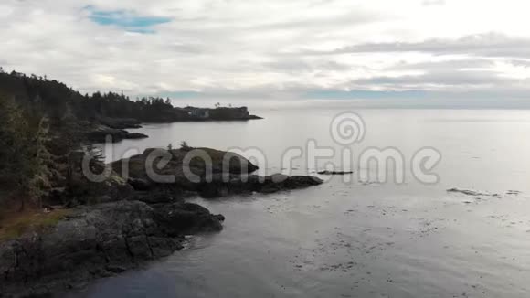 一个小型海滨公寓发展位于悬崖边缘俯瞰太平洋索克公元前4K24FPS视频的预览图
