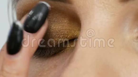 专业大师化妆师在美发沙龙上用米色眼圈配上指眼视频的预览图