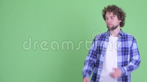 一个留着胡子的年轻时髦男人露着东西竖起大拇指视频的预览图