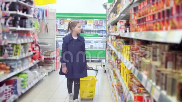 独立少年在超市拿着一篮子产品视频的预览图