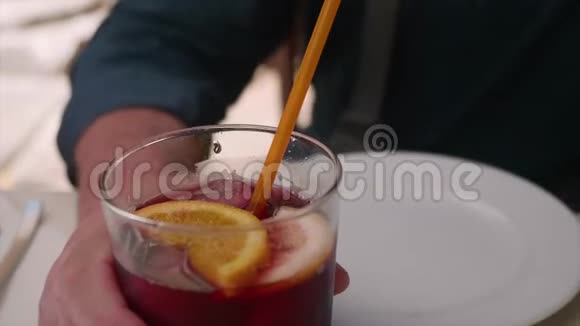 男人用大杯喝桑格里亚酒巴塞罗那的传统饮料视频的预览图