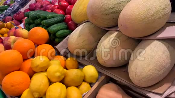 市场柜台上的不同天然水果和蔬菜视频的预览图