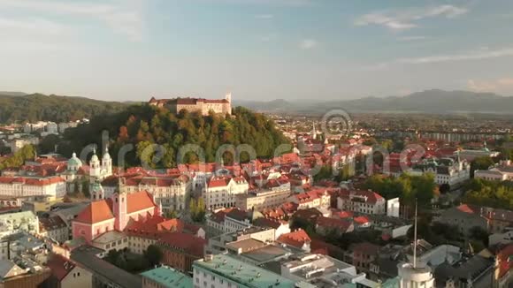 卢布尔雅那的城市景观斯洛文尼亚的首都在下午晚些时候视频的预览图