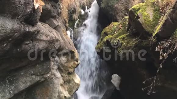 穿过强大的崎岖岩石可见瀑布视频的预览图