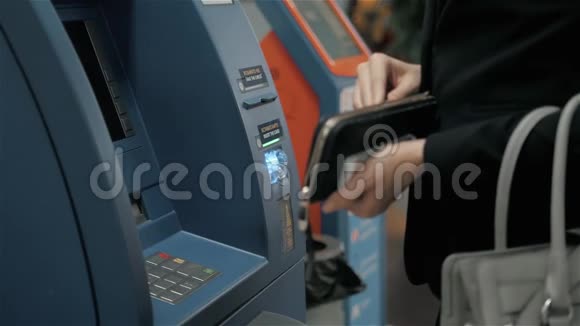 年轻女子将信用卡插入自动柜员机美女银行女商人下班后在银行商场视频的预览图