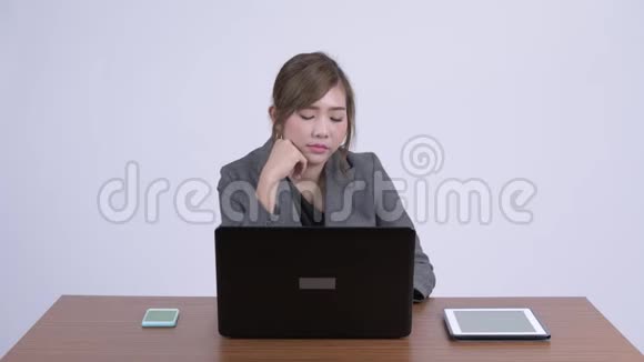 年轻时压力很大的亚洲女商人厌倦了工作视频的预览图