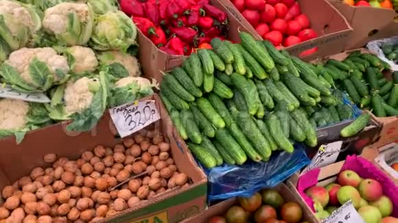 市场柜台上的不同天然水果和蔬菜视频的预览图