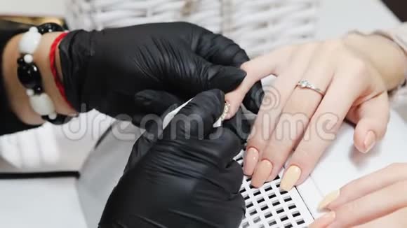 在美容院涂清漆的指甲油修指甲视频的预览图