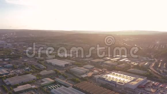 夏季日落时从天空中空中飞360盘谢菲尔德城视频的预览图