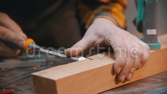 木工木工用凿子把木块上的凹处凿出来视频的预览图
