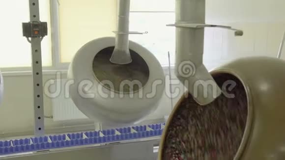 金属桶与大量甜丸产生干燥糖果离心力视频的预览图