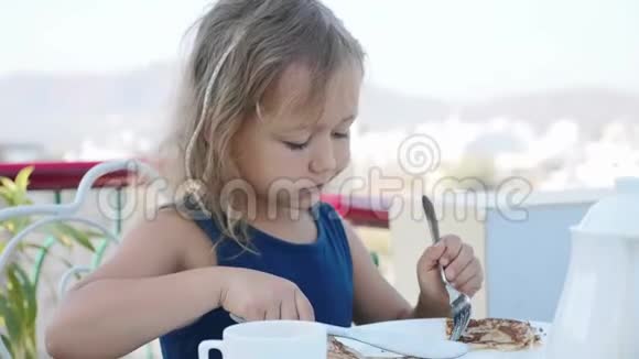 小女孩的画像是切一个薄饼吃早餐视频的预览图