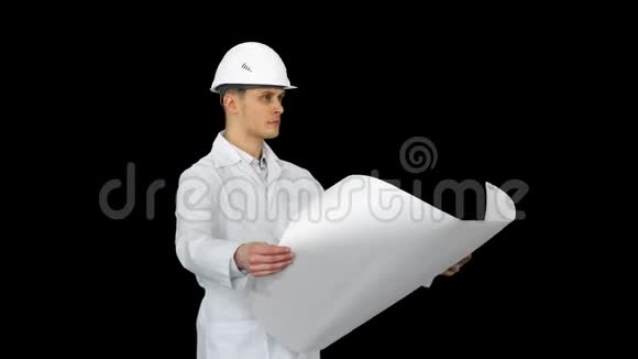 英俊的工程师建筑师建筑工人商人戴着白色头盔手里拿着一个项目看着视频的预览图