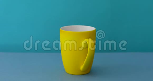 蓝色背景的黄色杯子里的泰巴格视频的预览图