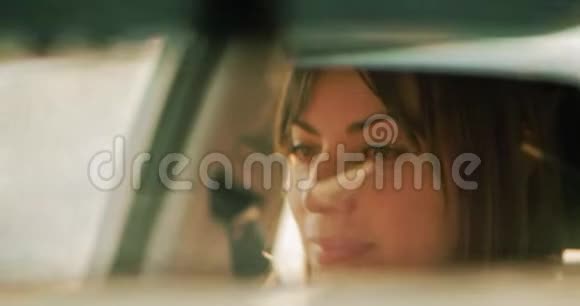 一个漂亮女人白天开车的电影镜头视频的预览图