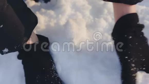 在阳光明媚的冬日戴着手套的手在做雪球视频的预览图