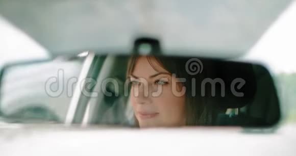 一个漂亮女人白天开车的电影镜头视频的预览图