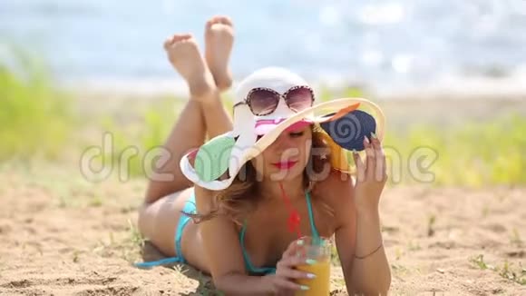 那个女孩躺在海滩上洗澡喝果汁视频的预览图