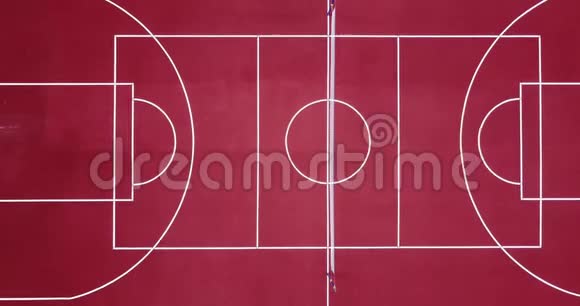 从鸟瞰空旷运动场的一部分打大型网球和篮球的红色运动场视频的预览图