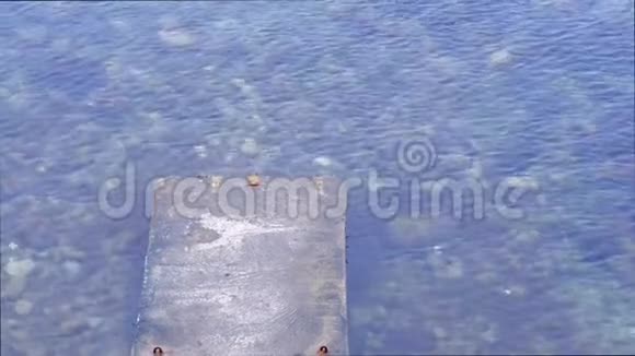 旧混凝土破坏码头在海上透明的水与海藻视频的预览图
