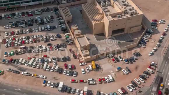 阿联酋迪拜的大型室外停车场timelapse鸟瞰全车视频的预览图