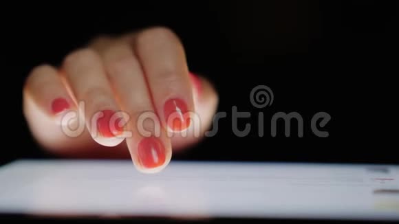 平板电脑上的互联网浏览女性手指滚动文字屏幕特写视频的预览图