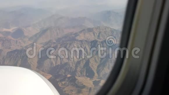 从飞机上看到沙漠山脉的照明器视频的预览图