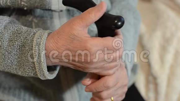 一个拿着手杖的老女人手皱视频的预览图