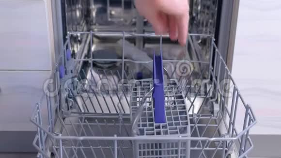 人装卸洗碗机白菜餐具高速视频视频的预览图