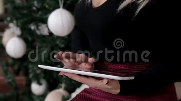 一个女孩手在平板电脑上拿起一篇课文圣诞节的气氛就在视频的预览图