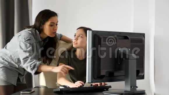 两个姐妹在电脑上视频的预览图