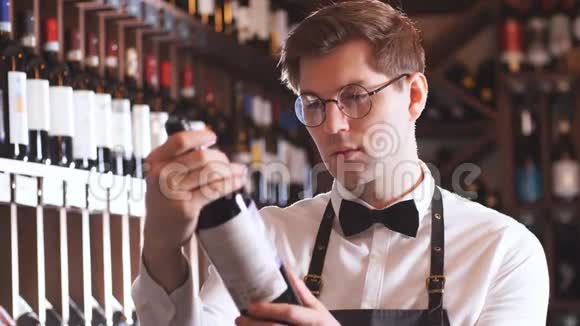 侍酒师在一家葡萄酒商店向顾客赠送一瓶红酒视频的预览图