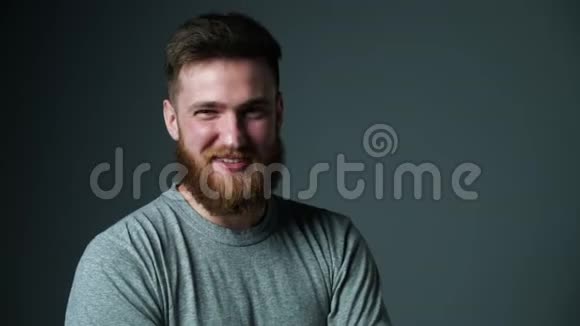 年轻留胡子的时髦男人笑着说话视频的预览图