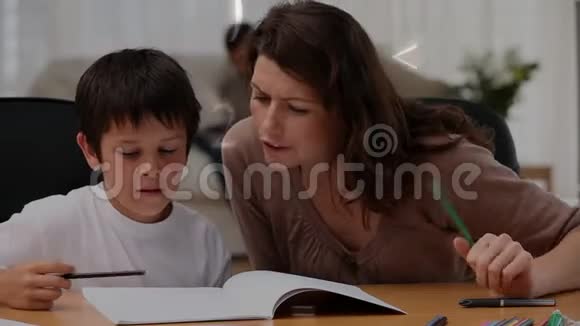 母亲帮儿子写作业作业周围都是数学符号视频的预览图