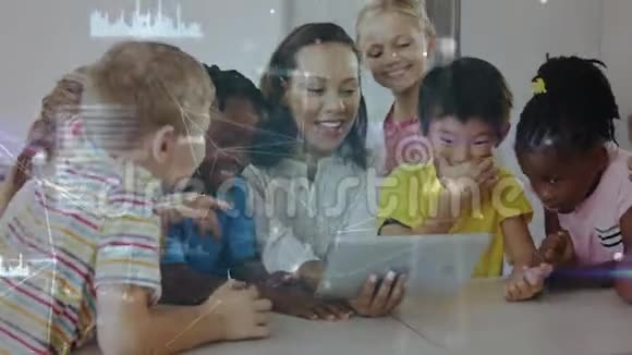 老师和孩子们在教室里看的数字平板电脑周围是动画的数据公司视频的预览图