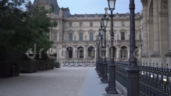 卢浮宫美丽的老柱令人惊叹的法国文艺复兴建筑4K视频的预览图