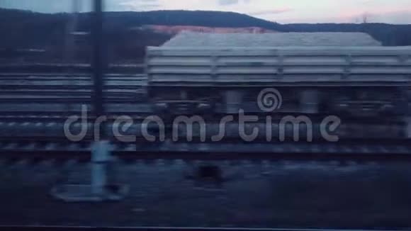 铁路上的货运列车装满碎石的火车车厢视频的预览图